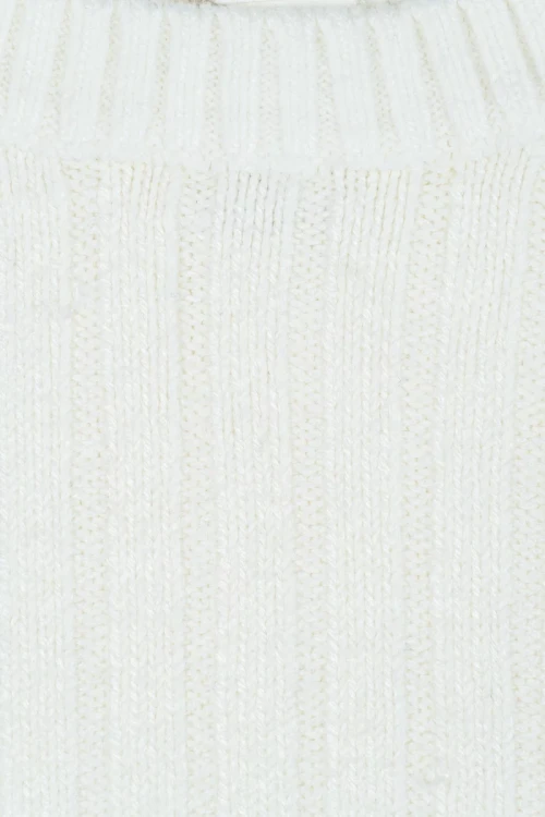 H&M-bialy-pudelkowy-sweter-zblizenie.webp