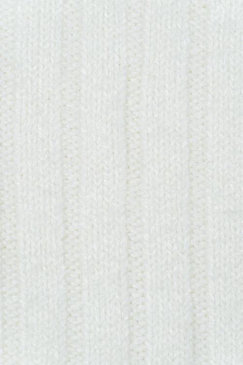 H&M-bialy-pudelkowy-sweter-zblizenie2.webp