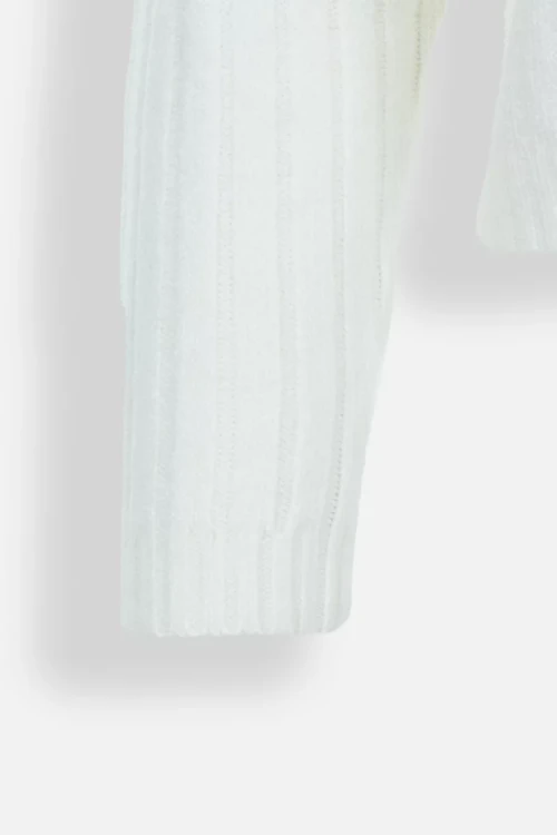 H&M-bialy-pudelkowy-sweter-zblizenie3.webp