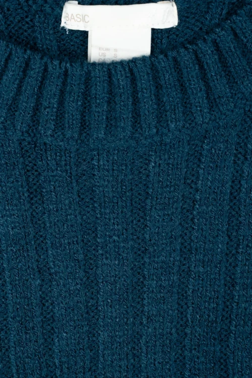 H&M-szmaragdowy-pudelkowy-sweter-zblizenie.webp