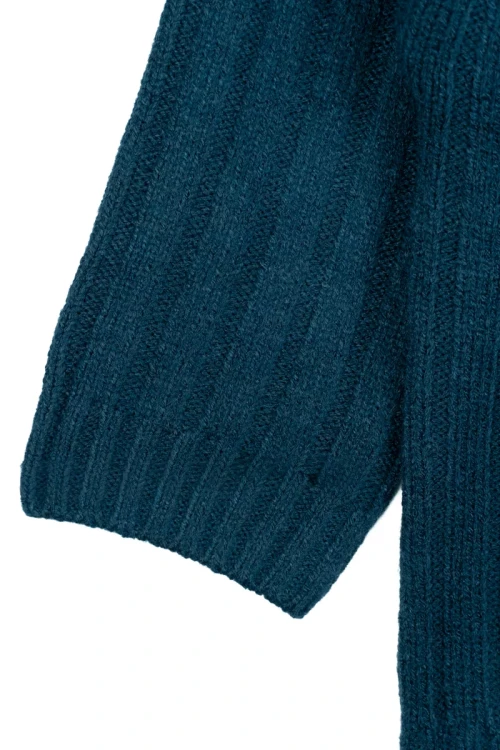 H&M-szmaragdowy-pudelkowy-sweter-zblizenie3.webp