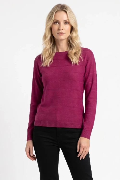 Isle-Ewm-karmazynowy-lekki-sweter-modelka.webp