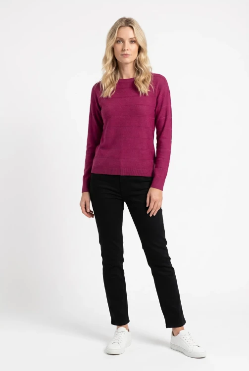 Isle-Ewm-karmazynowy-lekki-sweter-modelka2.webp