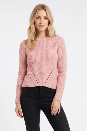 Select-klasyczny-rozowy-sweter-modelka.webp