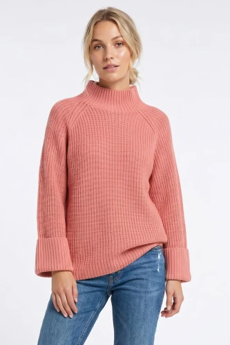 Topshop-brzoskwiniowy-sweter-polgolf-modelka.webp