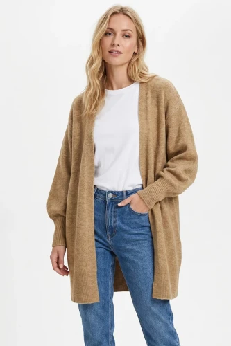 H&M-kamelowa-niezapinana-narzuta-modelka.webp