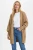 H&M-kamelowa-niezapinana-narzuta-modelka.webp