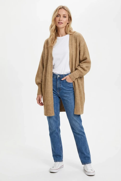 H&M-kamelowa-niezapinana-narzuta-modelka2.webp