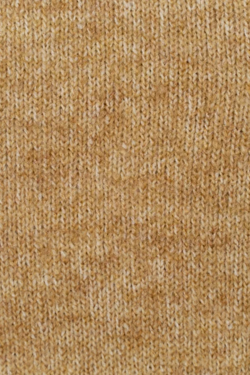 H&M-kamelowa-niezapinana-narzuta-zblizenie.webp