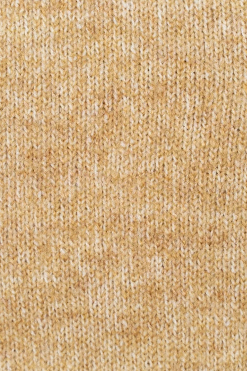 H&M-jasna-kamelowa-niezapinana-narzuta-zblizenie.webp