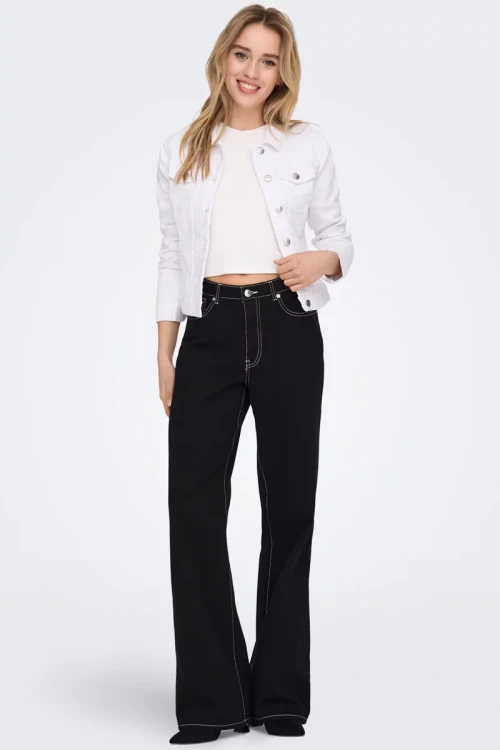Only-biala-jeansowa-kurtka-katana-modelka-przod.webp