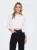 Only-biala-jeansowa-kurtka-katana-modelka-przod3.webp