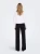 Only-biala-jeansowa-kurtka-katana-modelka-tyl.webp