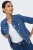 Only-ciemna-jeansowa-kurtka-katana-modelka-przod2.webp