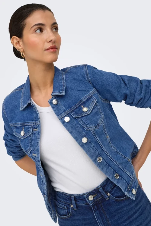 Only-ciemna-jeansowa-kurtka-katana-modelka-przod2.webp