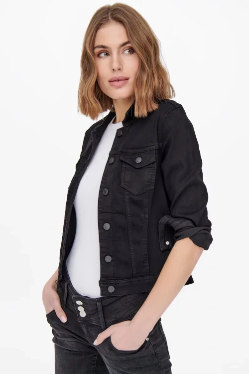 Only-czarna-jeansowa-kurtka-katana-modelka-bok.webp