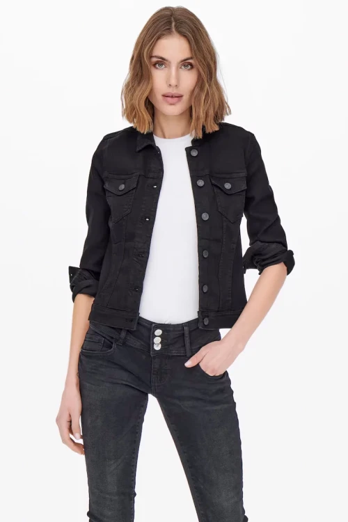 Only-czarna-jeansowa-kurtka-katana-modelka-przod.webp