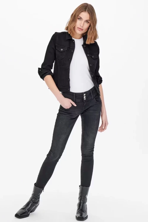 Only-czarna-jeansowa-kurtka-katana-modelka-przod2.webp