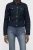 Only-granatowa-jeansowa-ciemne-szwy-kurtka-katana-modelka-przod2.webp
