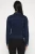 Only-granatowa-jeansowa-kontrastowe-szwy-kurtka-katana-modelka-tyl.webp