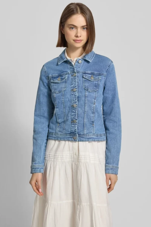 Only-jasna-jeansowa-kurtka-katana-modelka-przod.webp