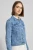 Only-jasna-jeansowa-kurtka-katana-modelka-zblizenie.webp