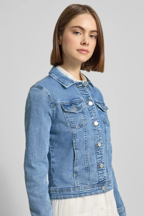 Only-jasna-jeansowa-kurtka-katana-modelka-zblizenie.webp