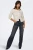 Only-kremowa-jeansowa-kurtka-katana-modelka-przod3.webp