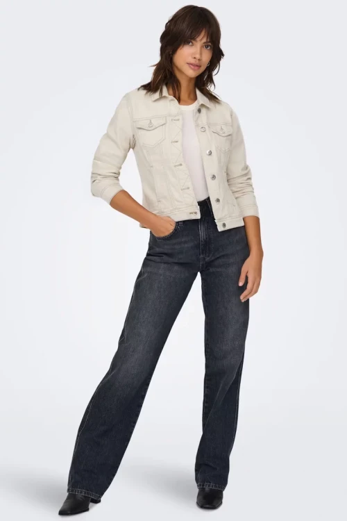 Only-kremowa-jeansowa-kurtka-katana-modelka-przod3.webp