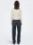 Only-kremowa-jeansowa-kurtka-katana-modelka-tyl.webp