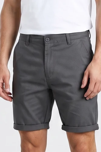 Boohoo-meskie-grafitowe-spodenki-typu-chino-model-glowne.webp