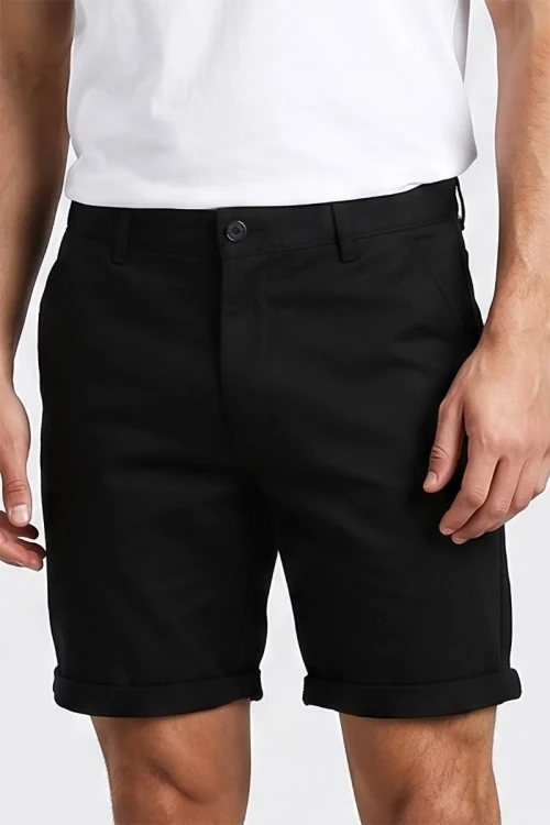 Boohoo-meskie-czarne-spodenki-typu-chino-model-glowne.webp