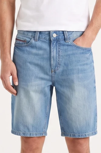 Springfield-meskie-jeansowe-spodenki-jeans-model-glowne.webp