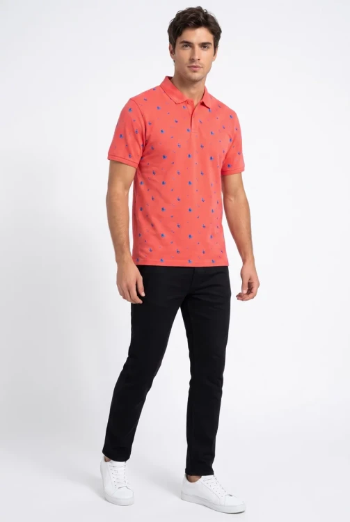 Dunnes-koralowa-meska-bluzka-polo-t-shirt-model.webp