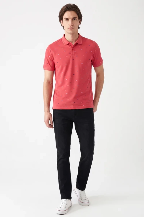Dunnes-rozowa-meska-bluzka-polo-t-shirt-model.webp