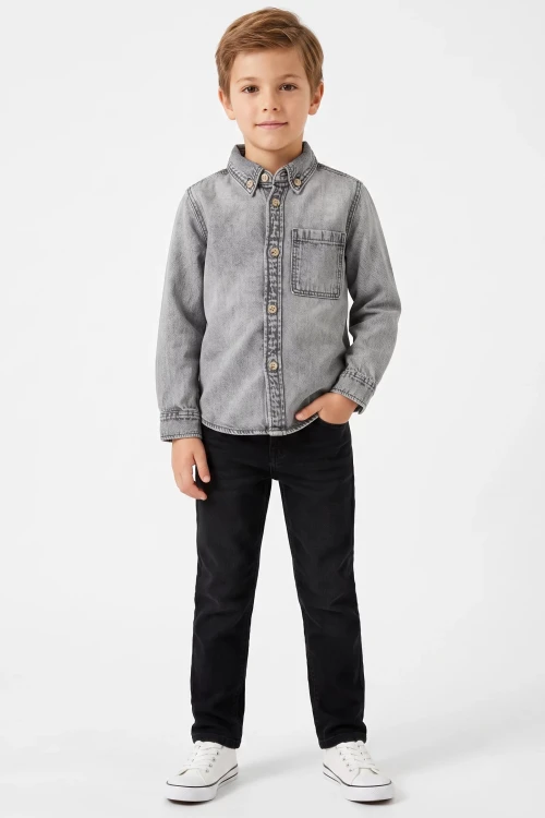 Primark-dziecieca-grafitowa-koszula-jeansowa-model.webp