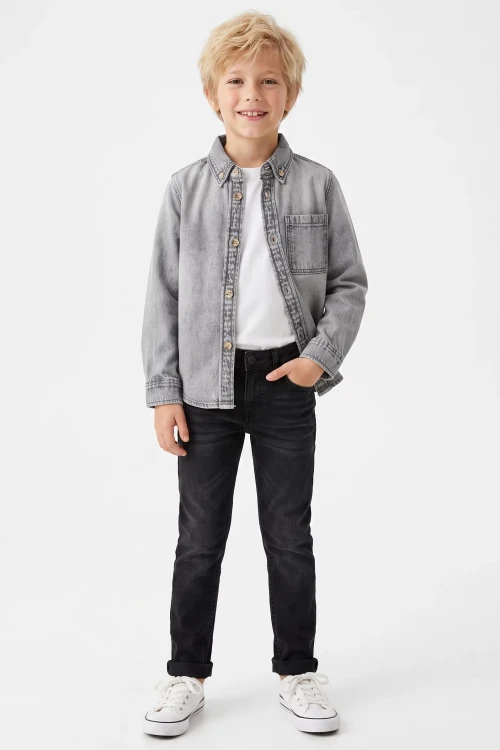 Primark-dziecieca-grafitowa-koszula-jeansowa-model2.webp