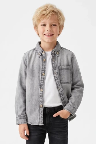 Primark-dziecieca-grafitowa-koszula-jeansowa-model-glowne.webp