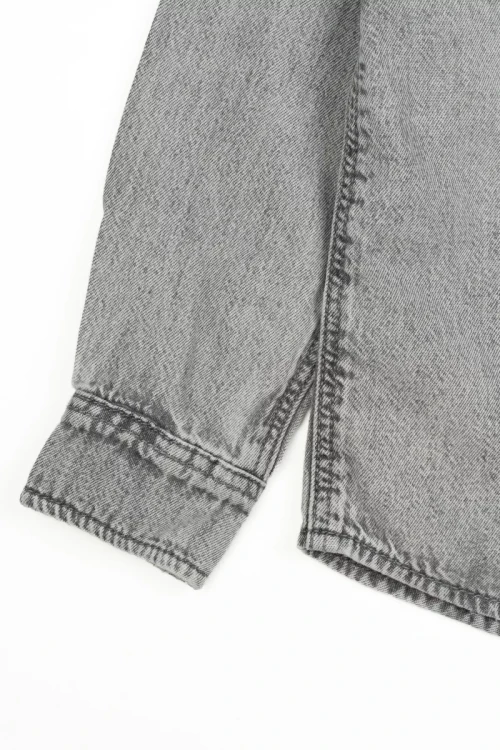 Primark-dziecieca-grafitowa-koszula-jeansowa-zblizenie3.webp