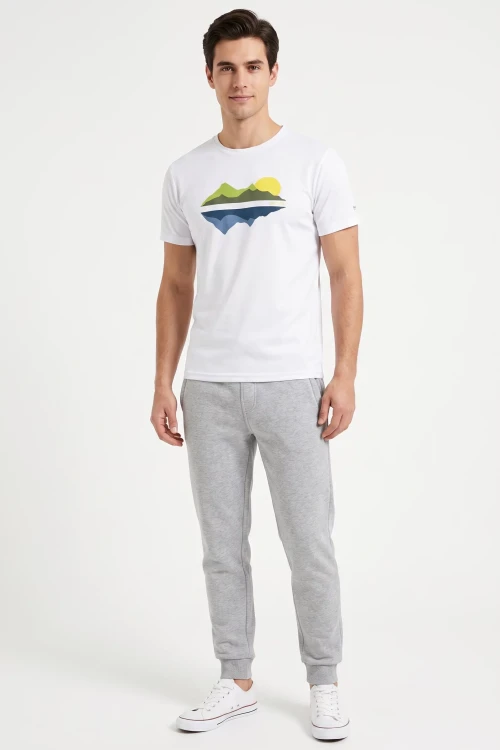 Regatta-meska-biala-sportowa-bluzka-t-shirt-nadruk-model.webp