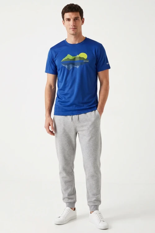 Regatta-meska-niebieska-sportowa-bluzka-t-shirt-nadruk-model.webp