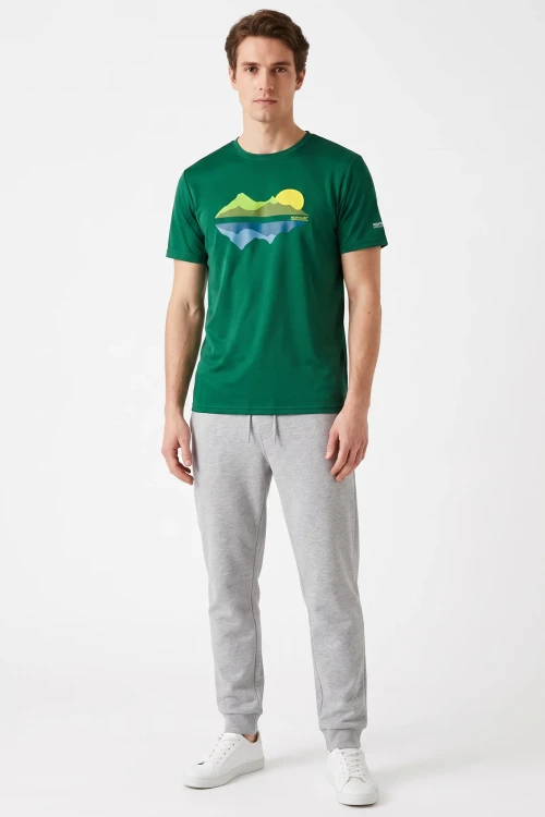 Regatta-meska-szmaragdowa-sportowa-bluzka-t-shirt-nadruk-model.webp
