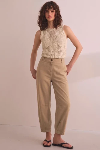 Next-lniane-camel-spodnie-len-modelka-przod.webp