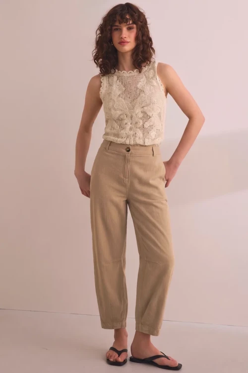 Next-lniane-camel-spodnie-len-modelka-przod.webp
