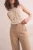 Next-lniane-camel-spodnie-len-modelka-zblizenie.webp