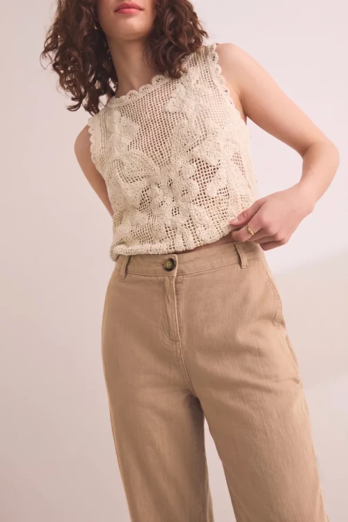 Next-lniane-camel-spodnie-len-modelka-zblizenie.webp