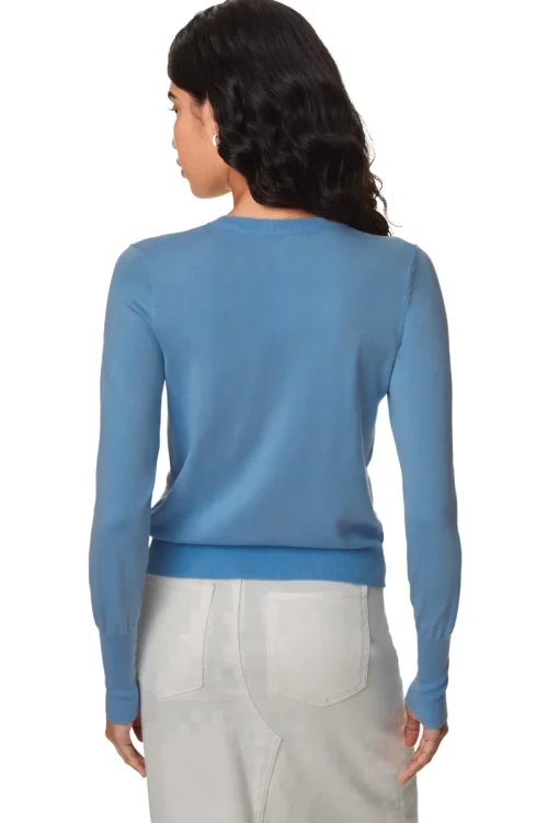 M&S-szaroniebieski-sweter-kardigan-brazowy-guzik-modelka-tyl.webp