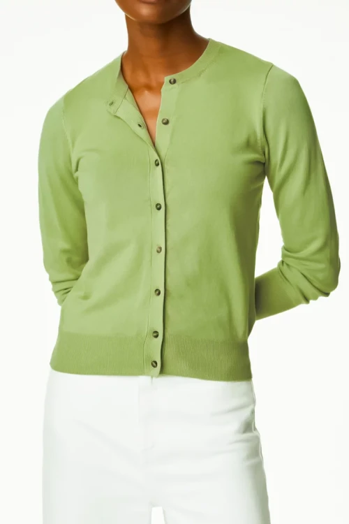 M&S-seledynowy-sweter-kardigan-brazowy-guzik-modelka-przod.webp