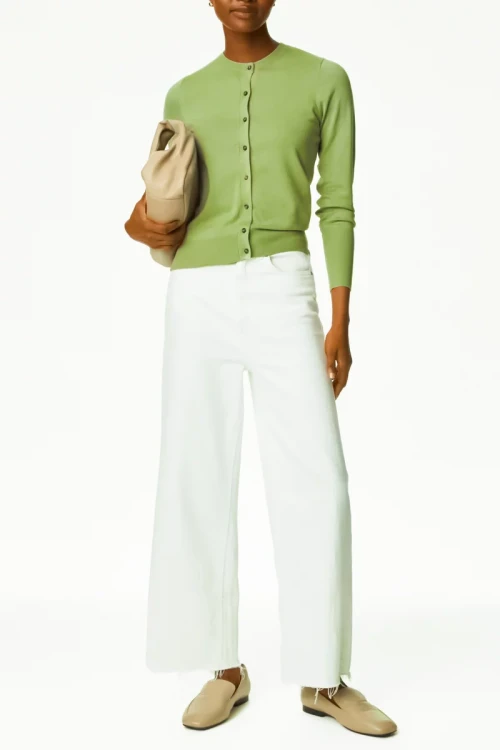M&S-seledynowy-sweter-kardigan-brazowy-guzik-modelka-przod2.webp