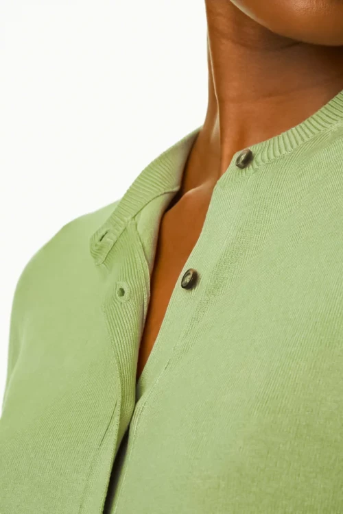 M&S-seledynowy-sweter-kardigan-brazowy-guzik-modelka-zblizenie.webp